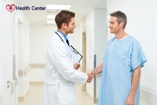 Врач пожимает руку пациенту после принудительного вывода из запоя